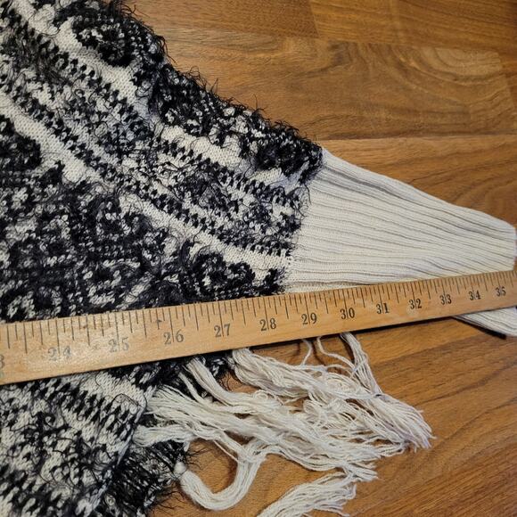 Say What? Shawl Sleeve Asymmetrical Fringes Ponchos Black & Off-White One Size - Picture 7 of 10